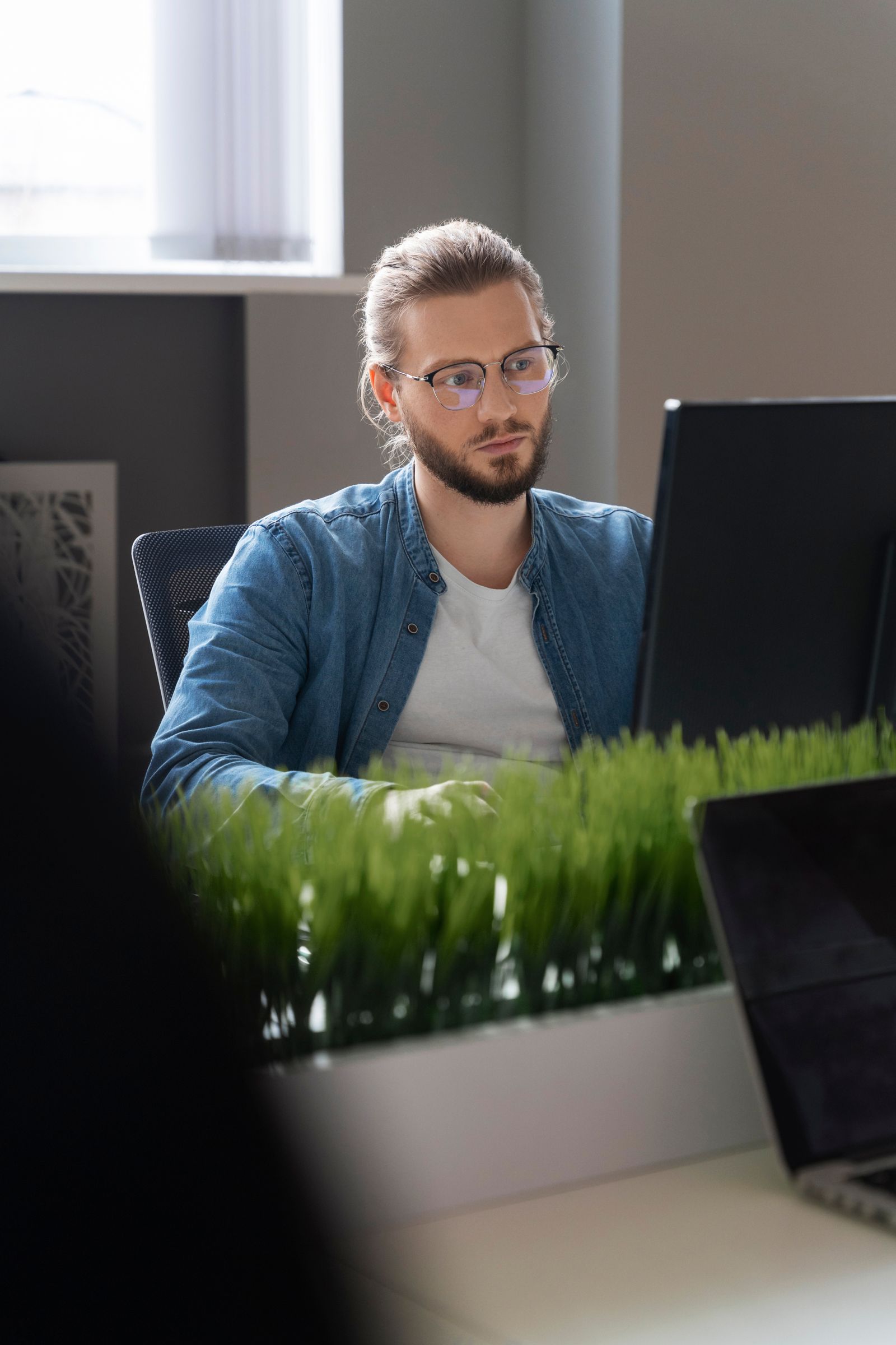 Ingegnere di rete al lavoro davanti al monitor