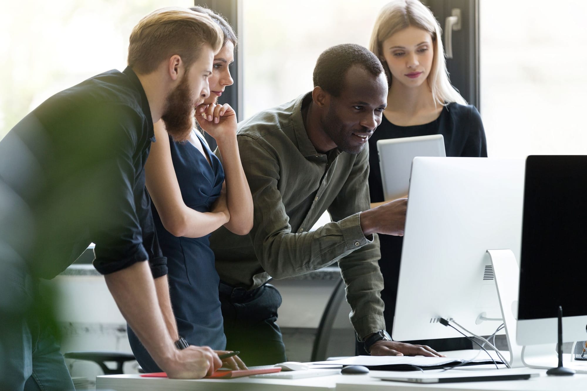 Colleghi che lavorano insieme davanti a un computer
